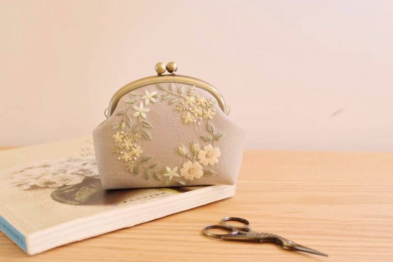 Hand Bestickte Blumen Geldbörse Waldstil Handgemachte Stofftasche Leinen Baumwollstoff Blumenstickerei Geschenk Für Sie von MeetYuan