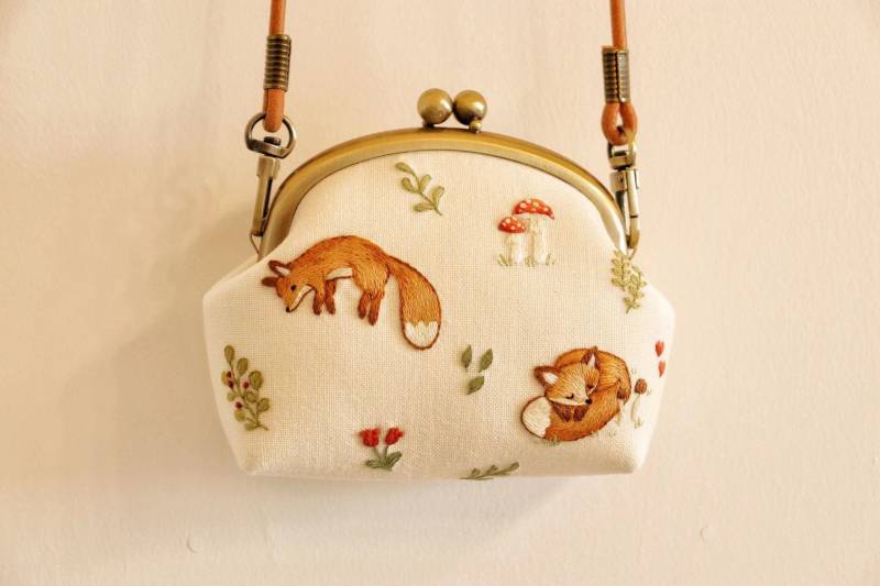 Hand Bestickter Geldbeutel Handgemachte Stofftasche Waldtiere Umhängetasche Stickerei Schultertasche Leinen Baumwollstoff Tasche von MeetYuan