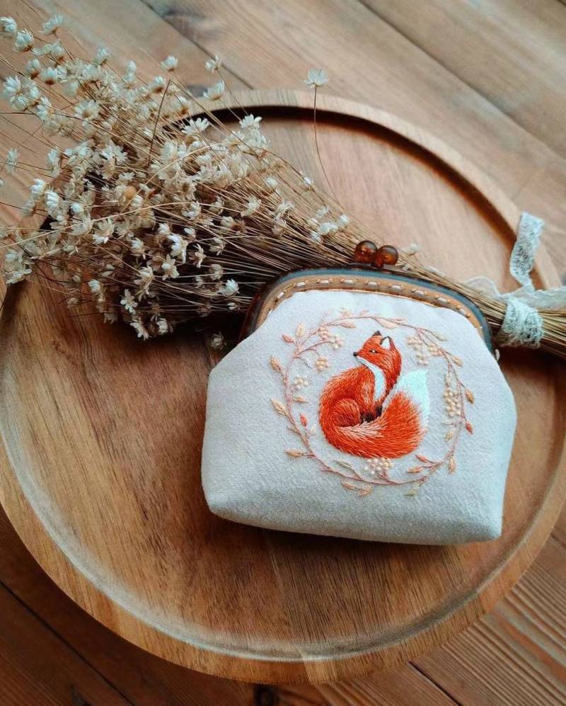 Hand Bestickter Geldbeutel Handgemachte Stoff Geldbörse Waldtiere Tasche Leinen Baumwollstoff Kopfhörer von MeetYuan
