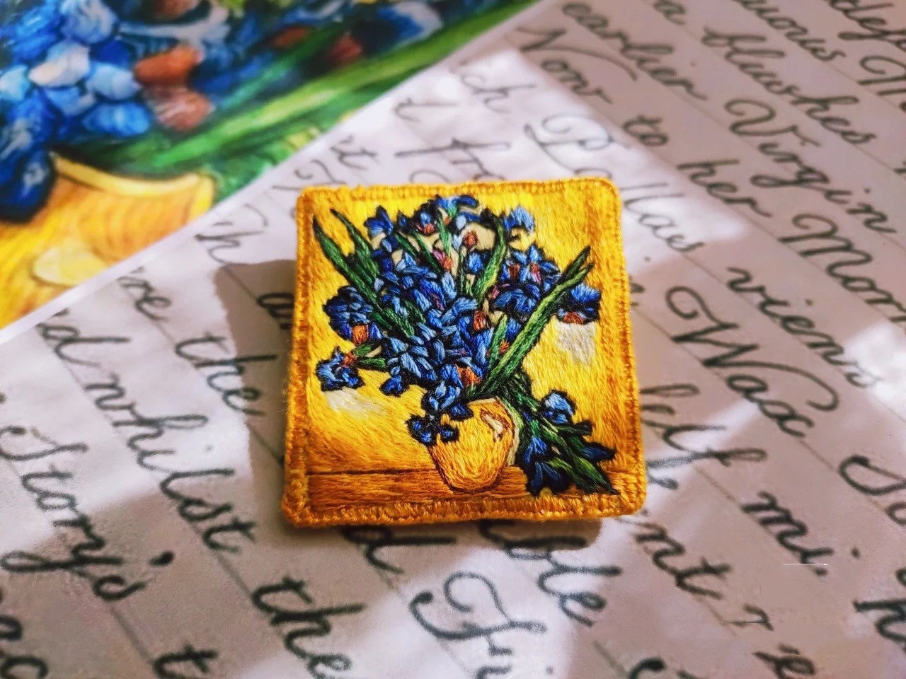 Van Gogh Iris Hand Bestickte Brosche Handgemachte Berühmte Gemälde in Stickerei Stoff Art Deco Schmuck Handmade von MeetYuan