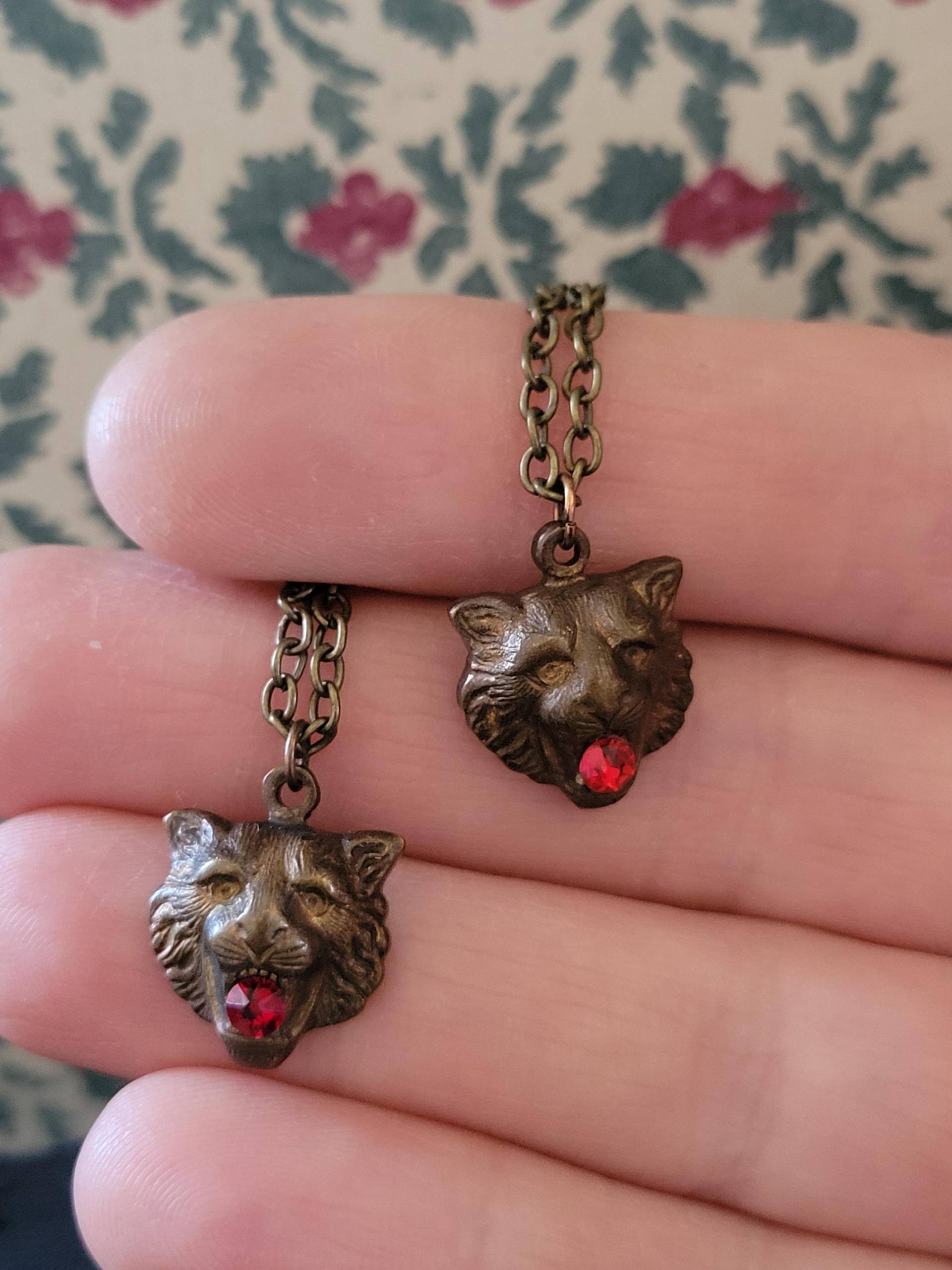 Aria [Löwenkopf Messing Stanzform Mit Roten Swarovski Kristall Kette] von MegMacabreDesigns