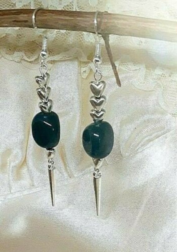 Dunkle Jade Aus Poliertem Stein Ohrringe Mit Spitze & Herz Perlen Dunkle Jade Aus Poliertem Stein Ohrringe Mit Spitze & Herz Perlen von MegRadish