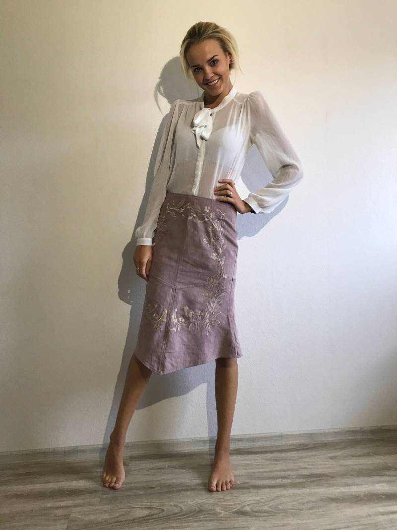 Licht Lila Samt Midi Bestickter Rock Hohe Taille Pfirsich Mittlerer Größe Eleganter Bürorock von MegaaShop