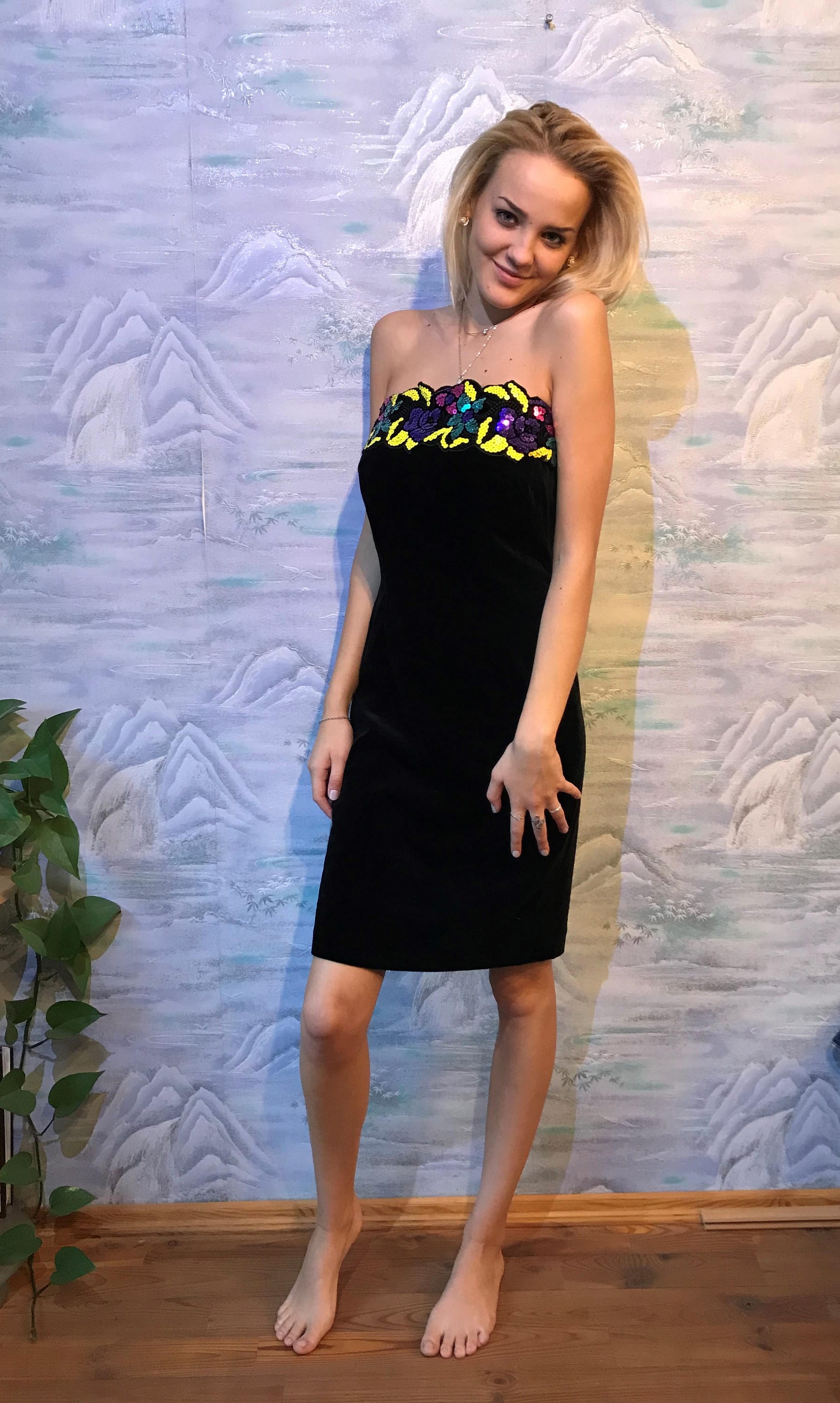 Schwarze Mini Samtkleid Bestickt Glänzenden Kleid Ärmelloses Abendkleid Disko Party-Kleid Medium Zu Groß-Samt-Cocktail-Kleid von MegaaShop