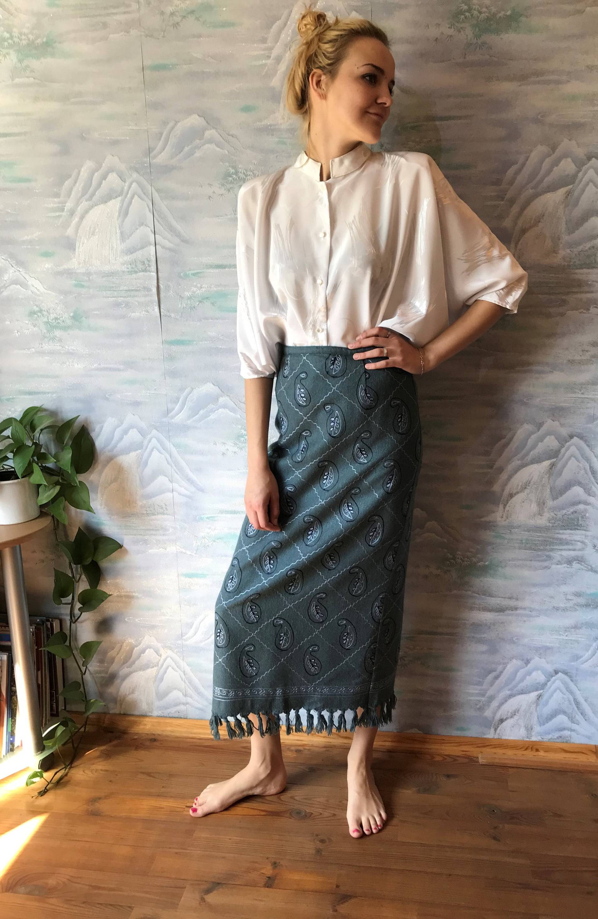 Vintage 80Er Frauen Grau Rock Mit Paisly Bestickt Langer Hoher Taille Mittlerer Größe Länge von MegaaShop