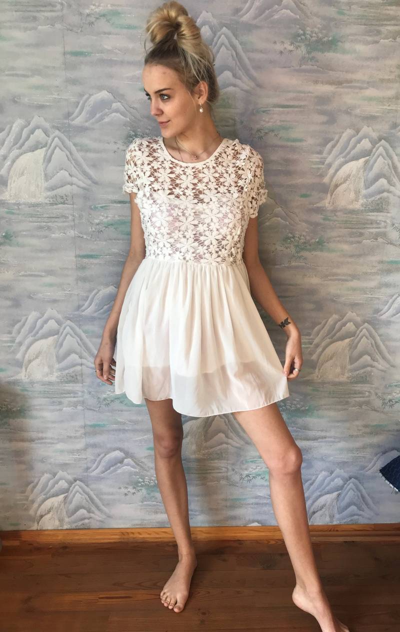 White Summer Dress Short Sleeve Beach Party Bestickte Festival Größe Medium Zu Groß von MegaaShop
