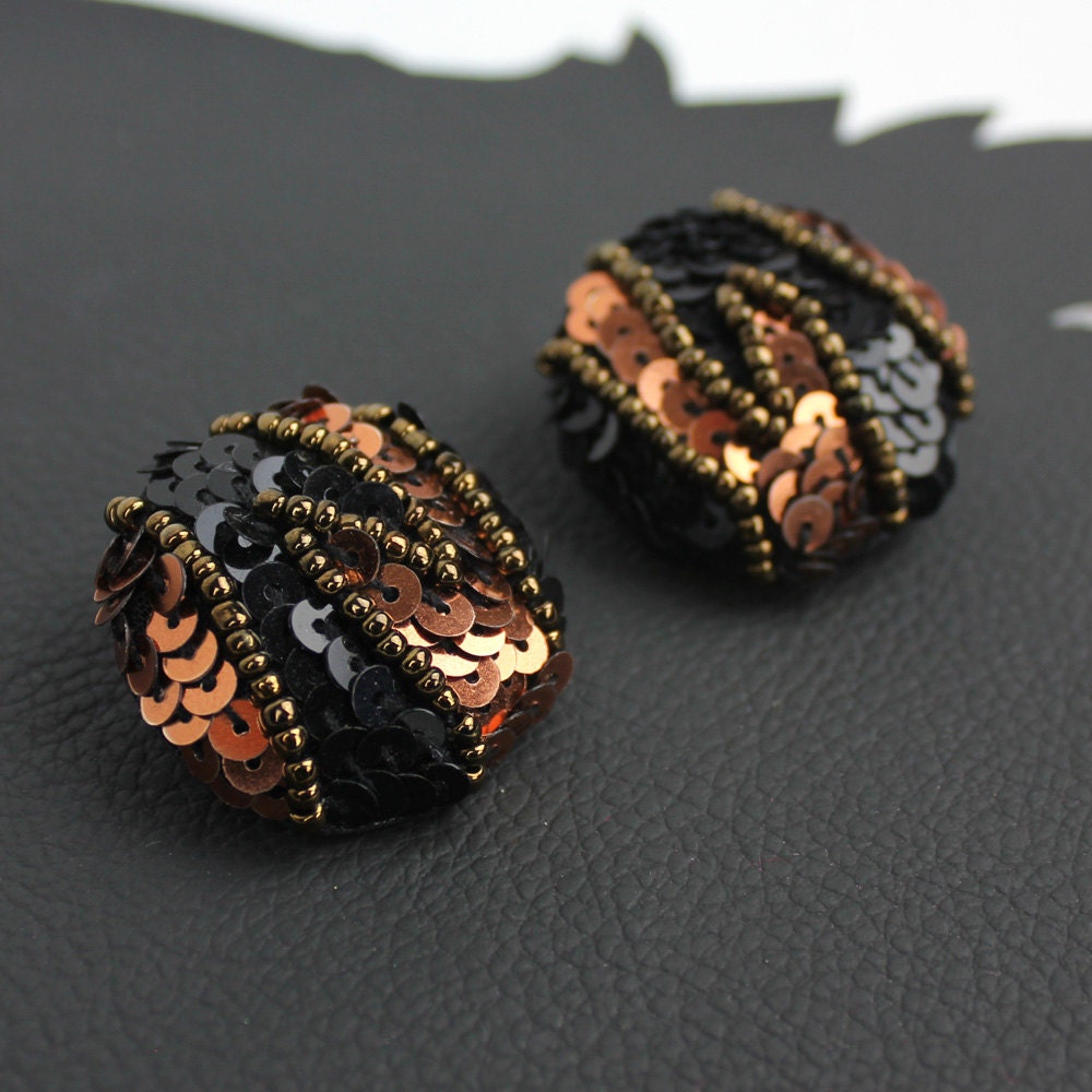 80Er Jahre Vintage Pailletten-Ohrclips Ohne Löcher - Schwarze Und Bronzefarbene Pailletten von MeganLeoneVintage