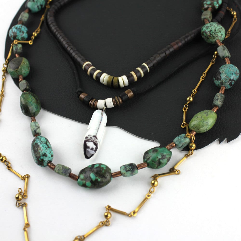 Buffalo On Stone Feder Türkis Grüner Stein Und Goldfarbene Halskette Set von MeganLeoneVintage