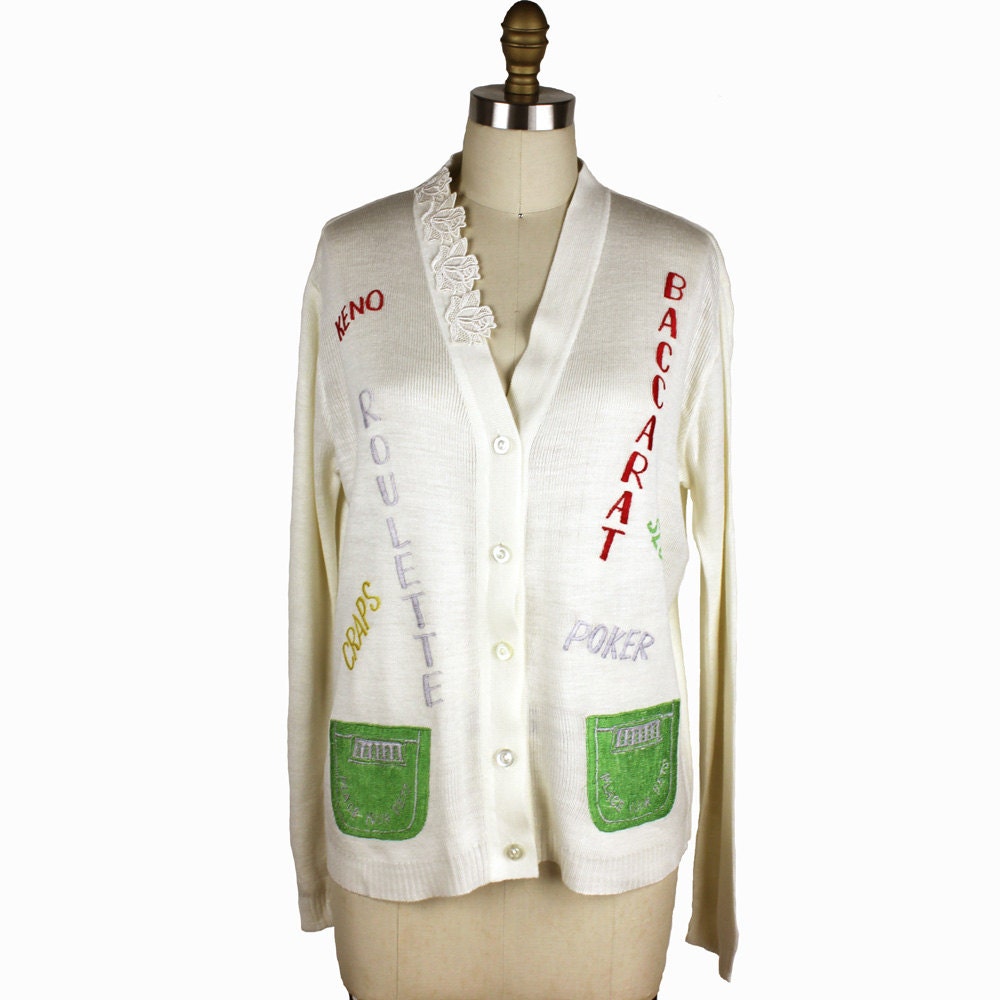 Der Lieblingsspieler Von Lucky Bestickter Vintage-strickpullover/Weiß, Grün, Rot Black Jack Jackpot Winner Zocker Poker Craps Roulette Keno von MeganLeoneVintage