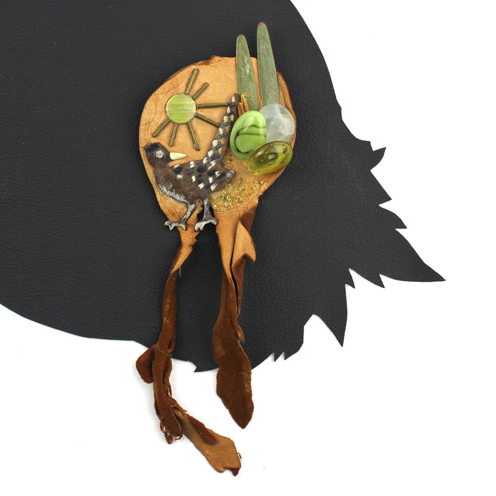 Desert Roadrunner-Mixed-Media-Brosche - Metall Leder Glas Und Strass von MeganLeoneVintage