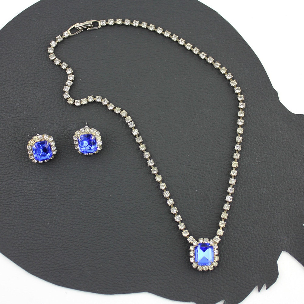 Etwas Blaues Strass Vintage Halskette Und Ohrringe Set von MeganLeoneVintage