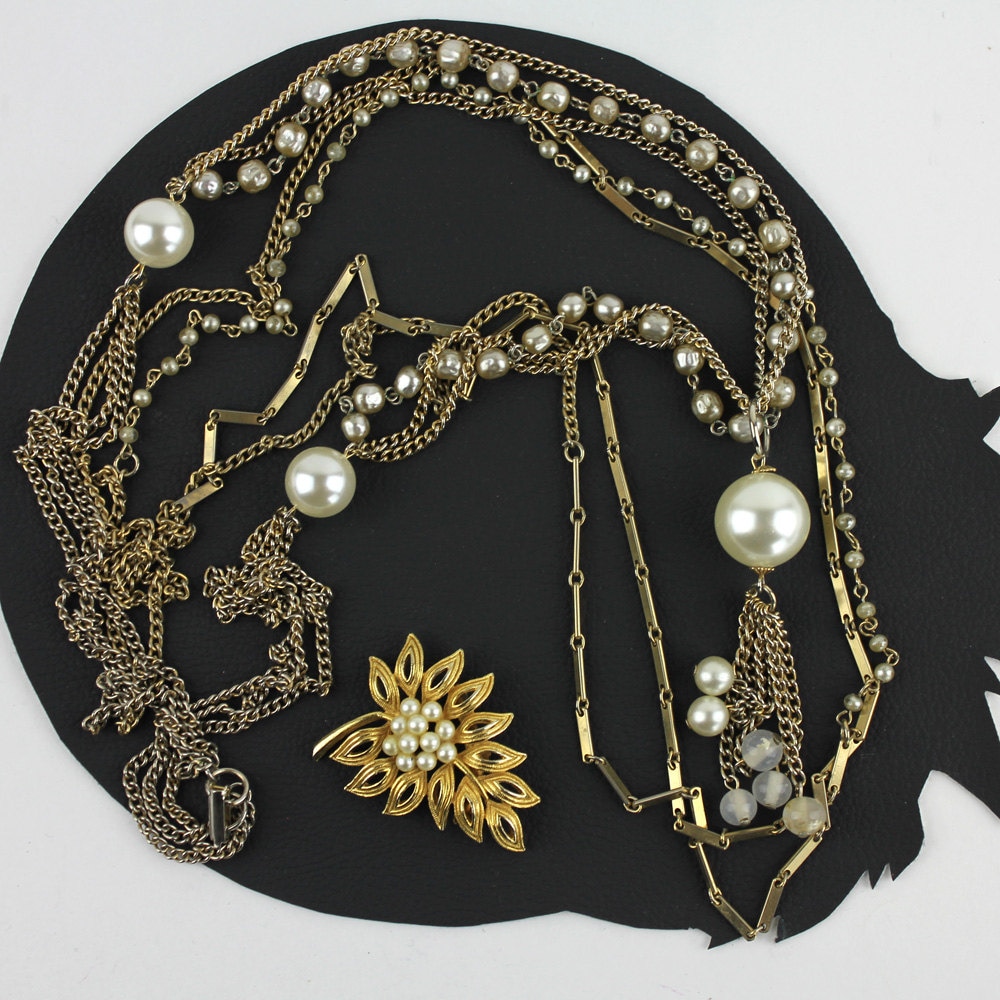 Faux Perlen & Gold Chain-Ketten Und Brosche Set von MeganLeoneVintage
