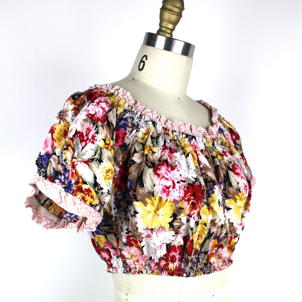 Floral Abgeschnitten Rundhalsausschnitt Mit Rosa Vichykaro-Trim von MeganLeoneVintage