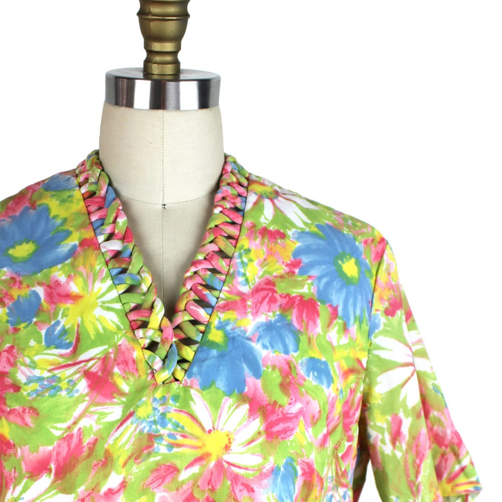 Frühling Pastell Rosa Gelb Grün Blau Weiß Floral Vintage Polyester Kurzarm Bluse Mit Wunderschönen Geflochtenen V-Ausschnitt Kragen von MeganLeoneVintage