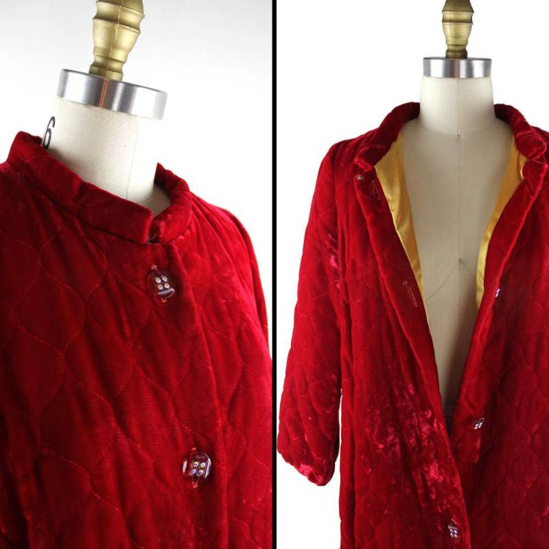 Glänzendes Rot Polyester Gesteppter Samt in Voller Länge Geknöpft Hausmantel Robe Glänzendes Rot Polyester Gesteppter Samt in Voller Länge Geknöpft Hausmantel Robe von MeganLeoneVintage