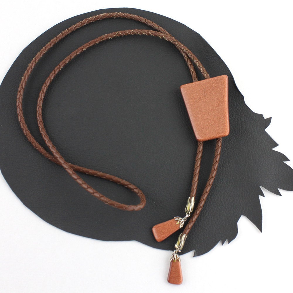 Goldstone-Glitzernden Stein Bolotie Mit Braunem Leder Geflochtene Schnur von MeganLeoneVintage