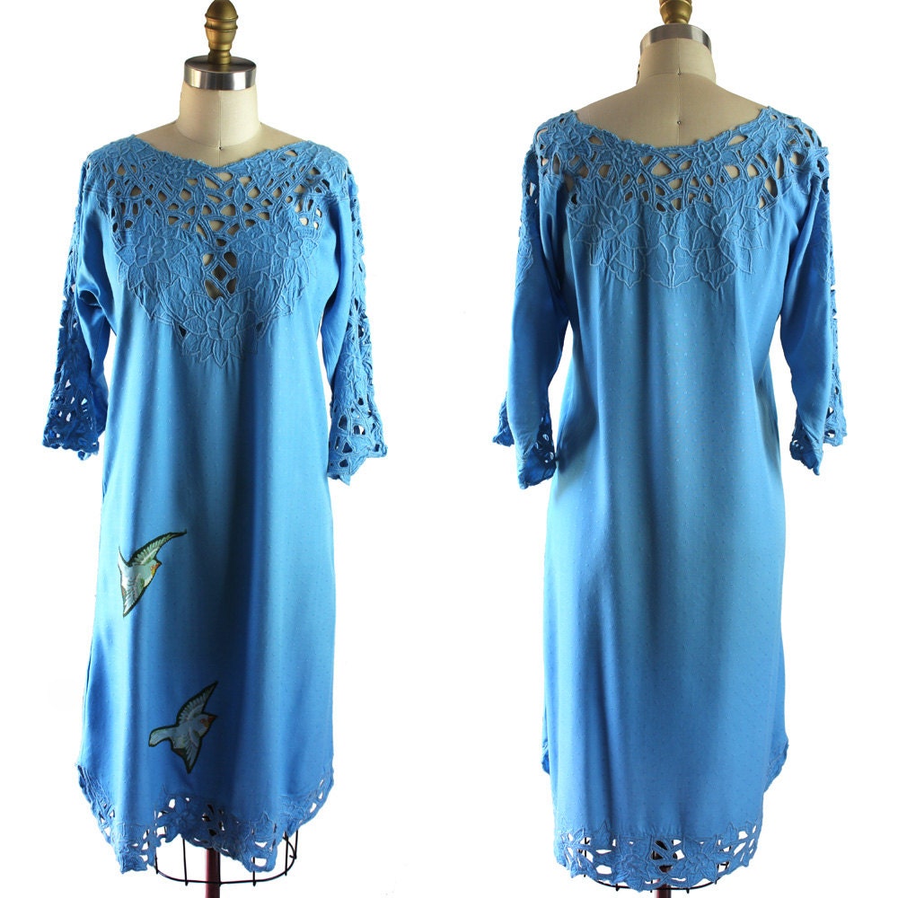 Himmel Blau Boho Spitze Cut Out Hawaiian Vintage Verändert Kleid Mit Vogel Applikationen von MeganLeoneVintage