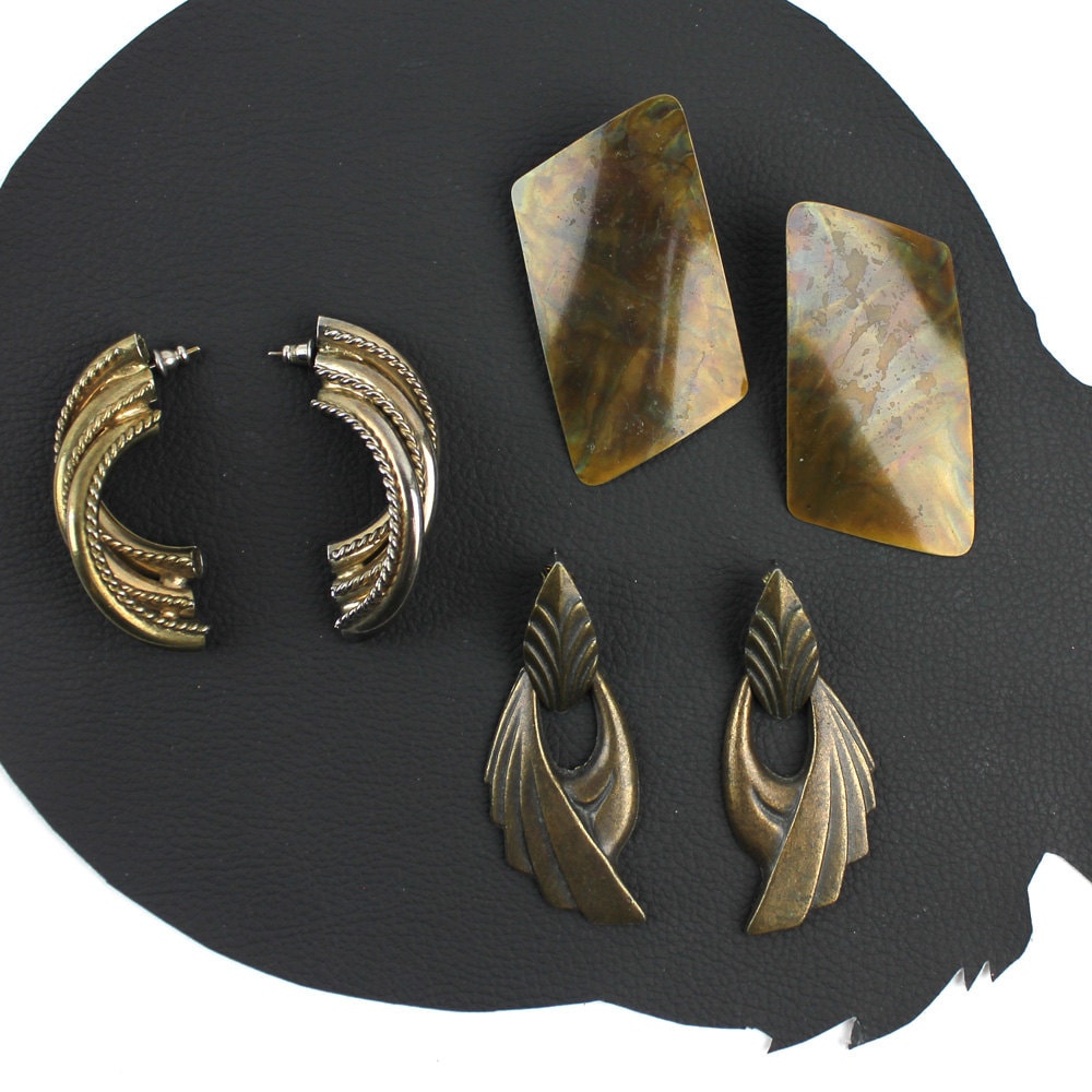 Im Alter Von Bronze Vintage Durchbohrt Ohrring-Set - Art-Deco-/Abstrakt von MeganLeoneVintage