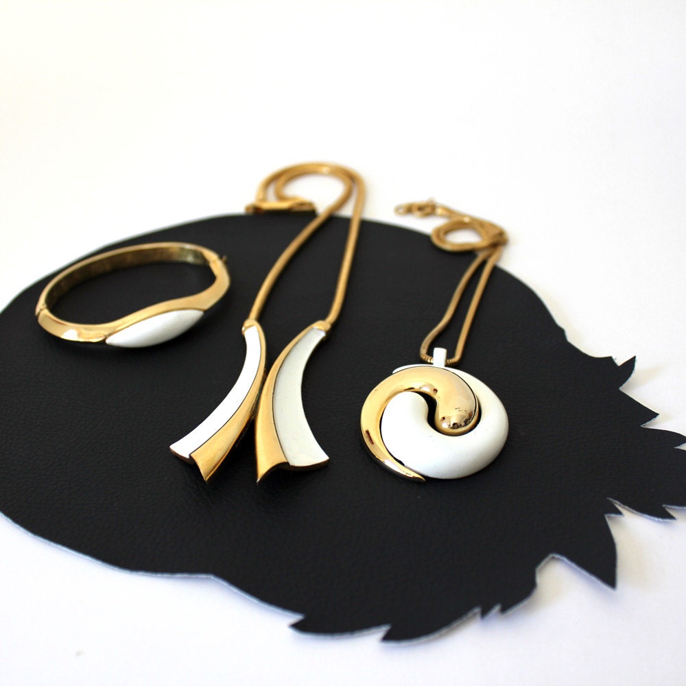 Jahrgang Viel 3 Weiß Und Gold-Ton-Schmuck - Zwei Halskette Armband von MeganLeoneVintage