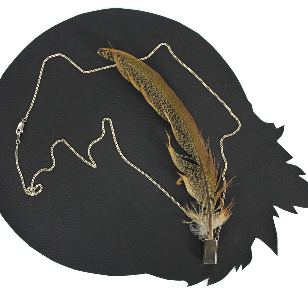 Kette Aus Silber, Kleine Vase Mit Fasanenfeder von MeganLeoneVintage