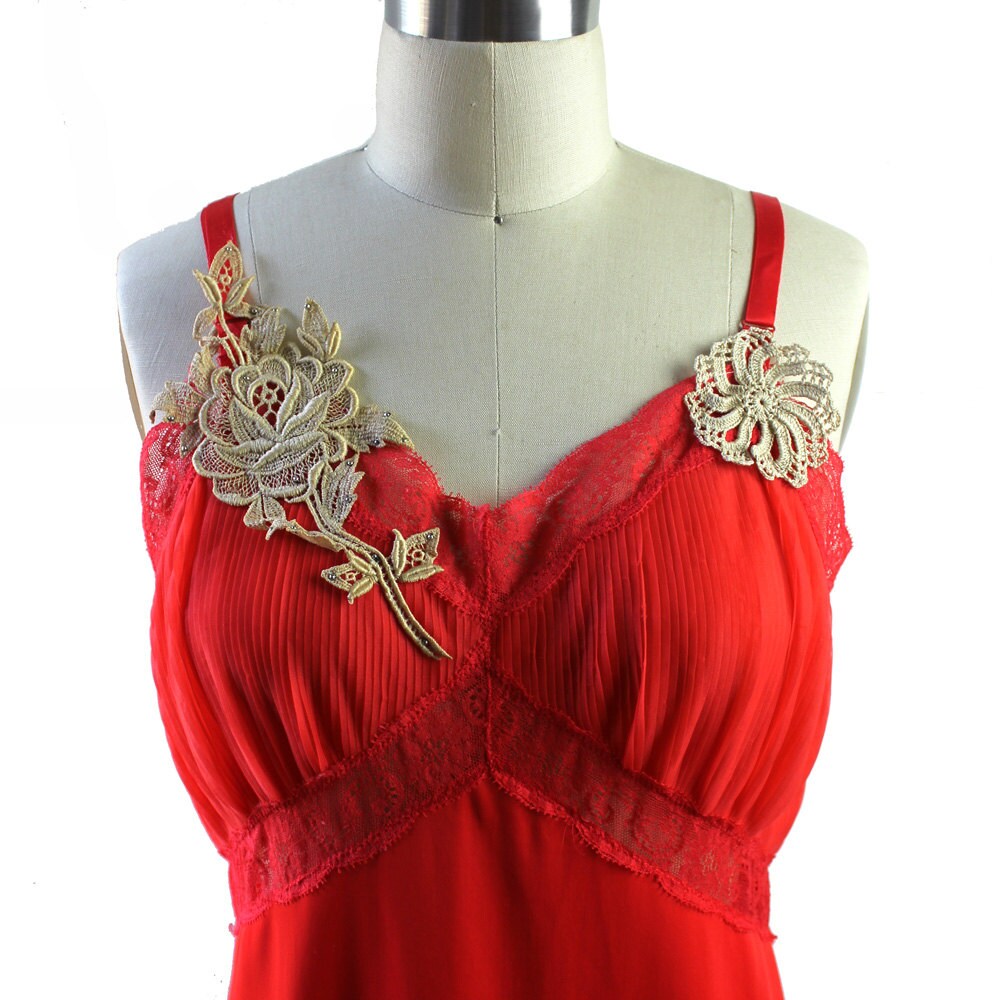 Koralle & Creme Dessous Slip Nighty Mit Vintage Spitze Applikationen/Orange Nachtkleid Seidig Kleid von MeganLeoneVintage