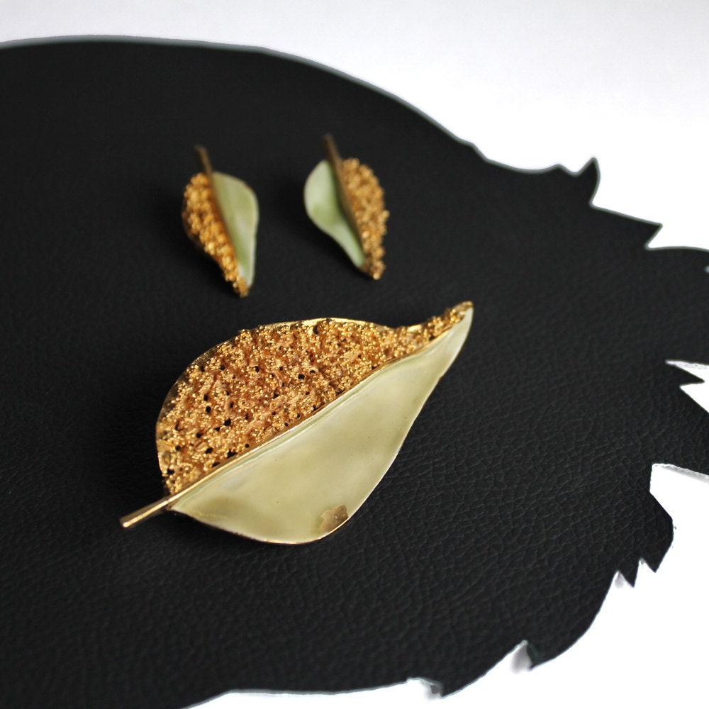 Mint Grün Emaille & Blattgold Vintage Brosche Und Clip-On-Ohrring-Set von MeganLeoneVintage