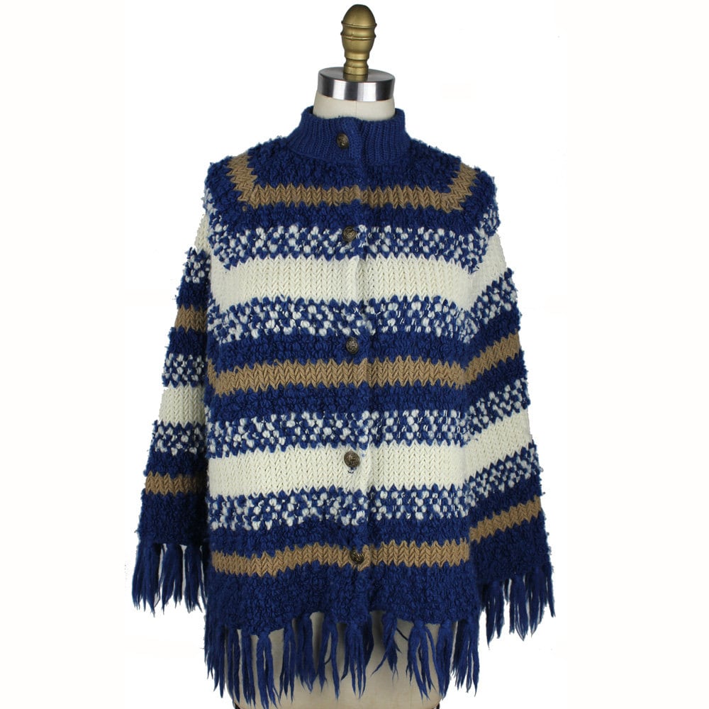 Mitternacht Blau Taupe & Off-Weißen Taste Bis Pullover Cape Mit Fransen von MeganLeoneVintage
