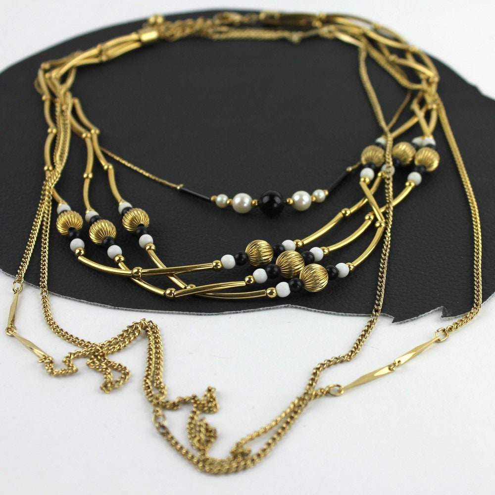 Multi Layered Goldkette & Faux Pearl Black Bead Halsketten Set von MeganLeoneVintage