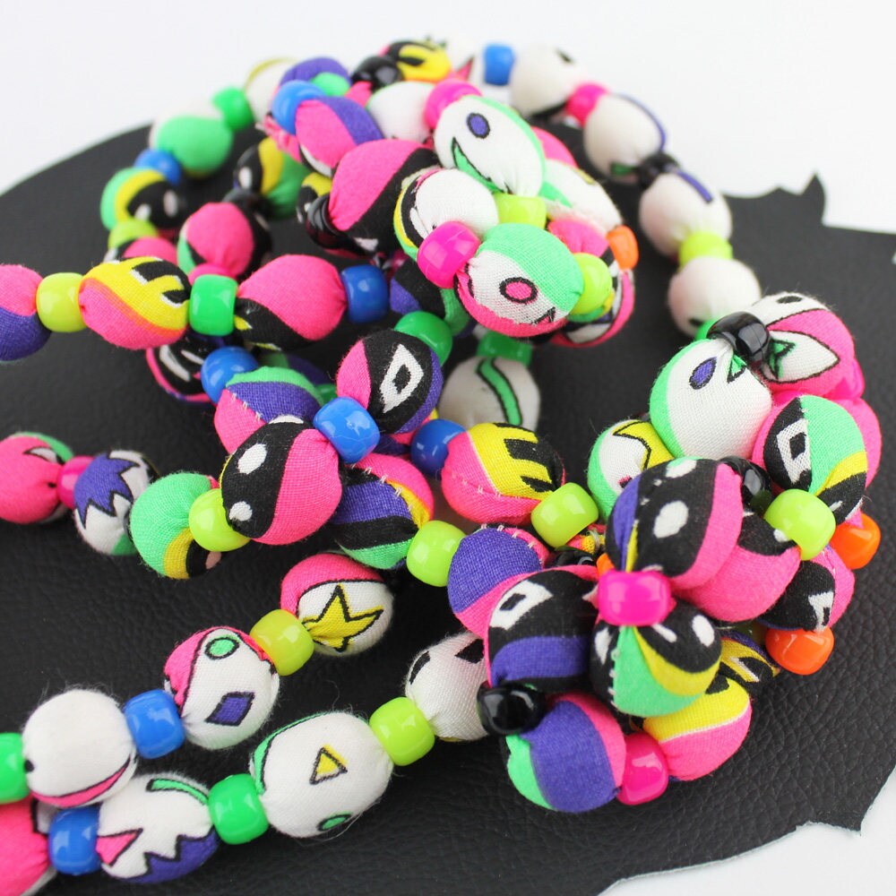 Neon Regenbogen Perlen Stoff Pin Auf Halskette von MeganLeoneVintage