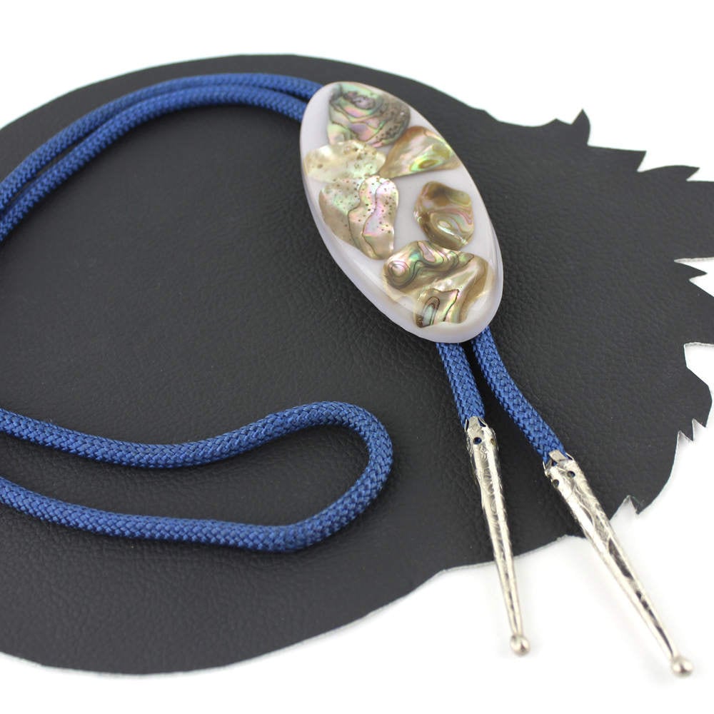 Perlmutt in Harz Jahrgang Bolotie Mit Kordel Und Silber von MeganLeoneVintage