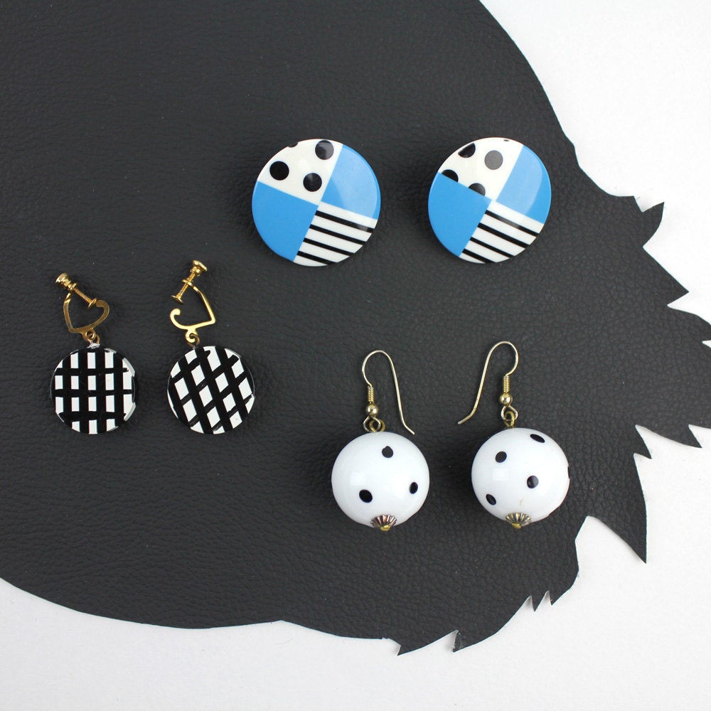 Polka & Kariertem Dot Ohrring Set Blau Schwarz Weiß 2 Durchbohrt 1 Schraube Zurück Clip Auf von MeganLeoneVintage