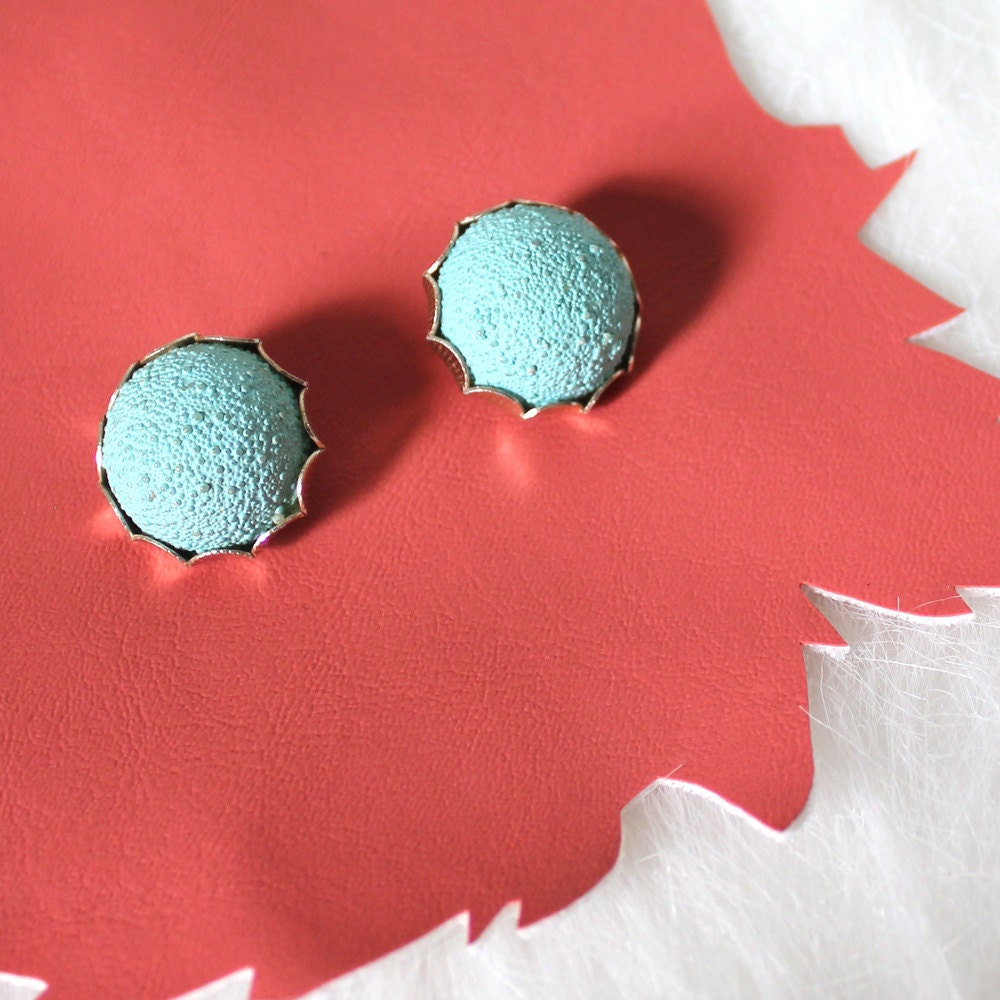 Robin Egg Blue Textured Circle Ohrclips Zum Anstecken Ohne Löcher von MeganLeoneVintage