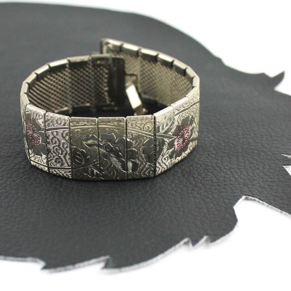 Rosa & Silber Metall Floral Graviert Vintage Armband von MeganLeoneVintage