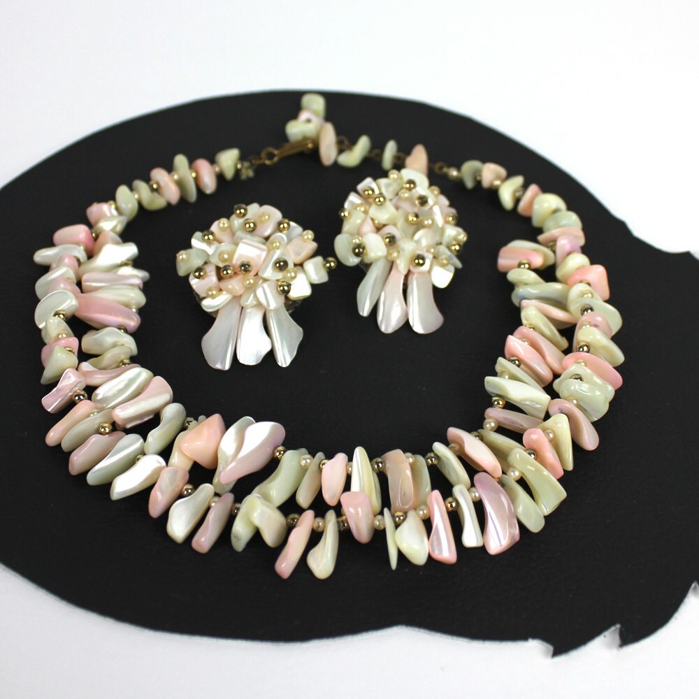 Rosa & Weiß Poliert Stein Vintage-Kette Und Clip Auf Ohrringe Set von MeganLeoneVintage