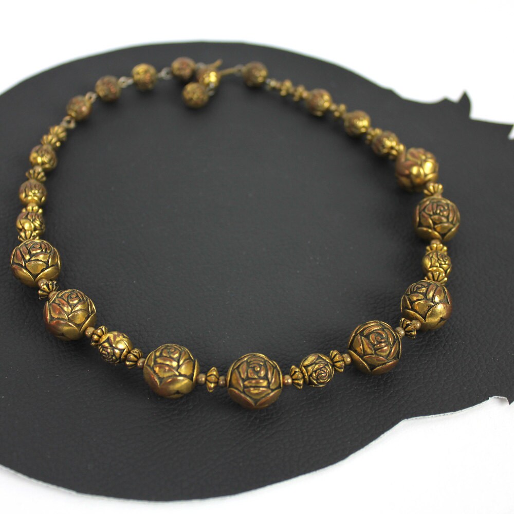 Rose Bud Gold & Schwarz Perle Halskette von MeganLeoneVintage