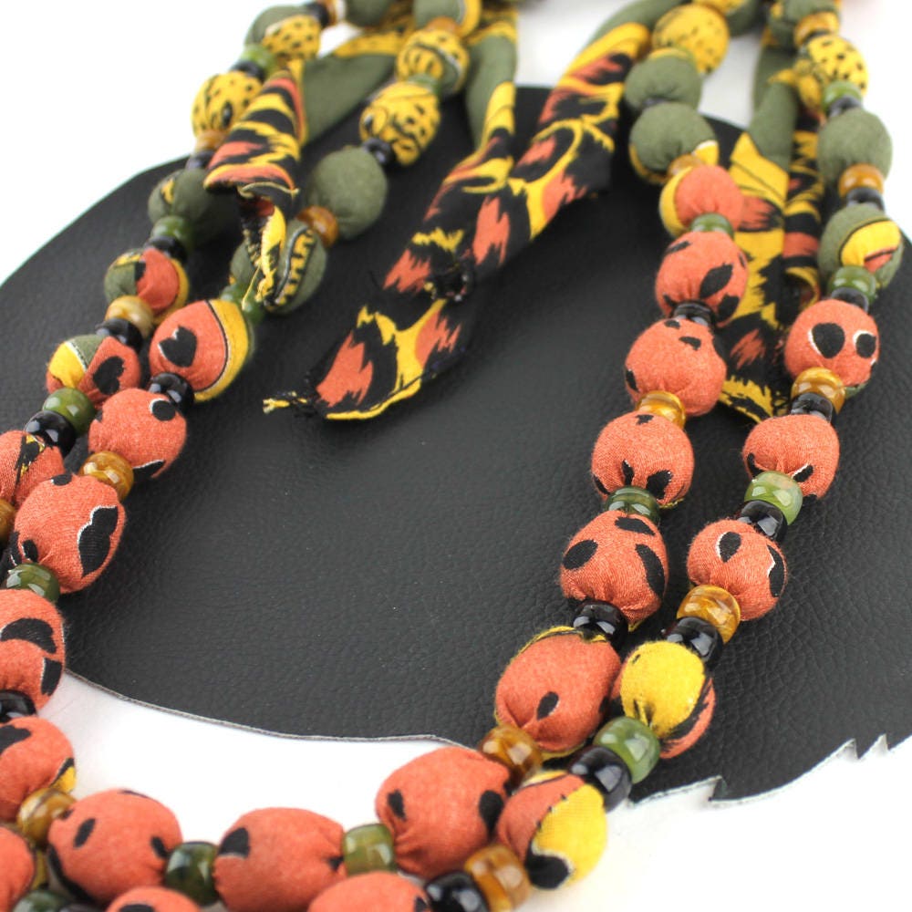 Safari Perlen Stoff Pin Auf Halskette von MeganLeoneVintage