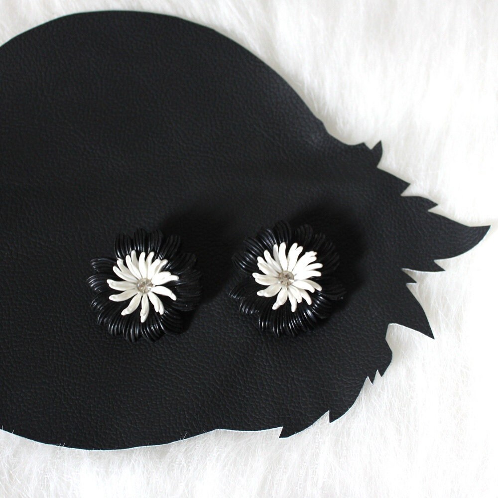 Schwarz Weiß & Strass Kunststoff Blume Leichte Clip Auf Ungepiercte Ohrringe von MeganLeoneVintage