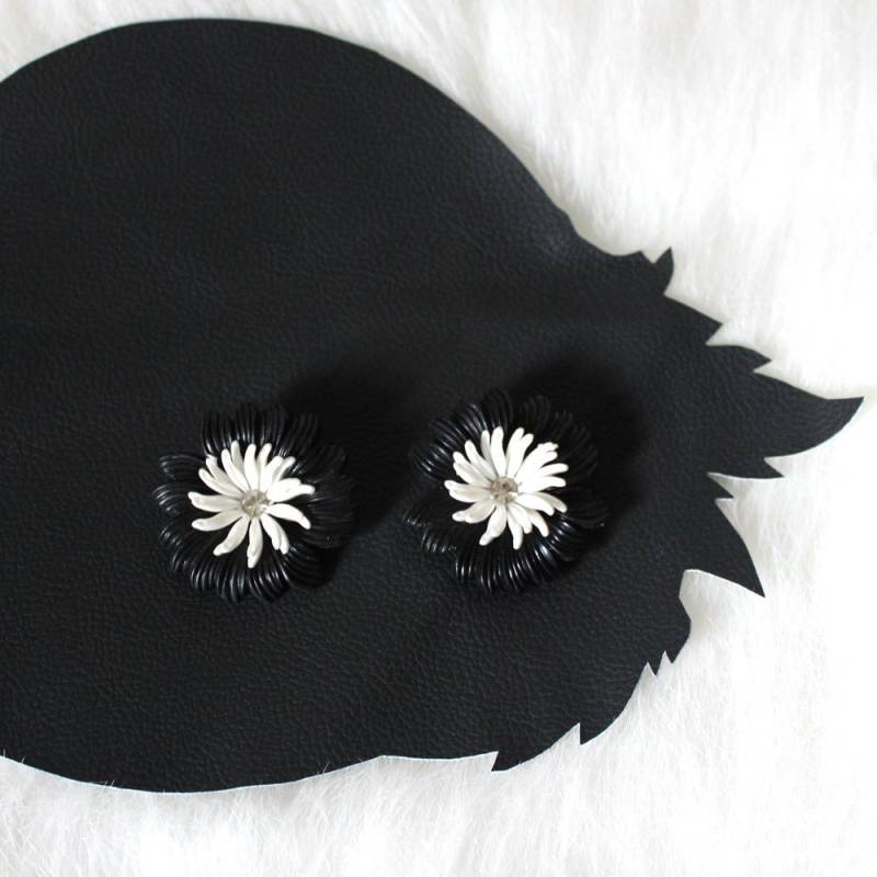 Schwarz Weiß & Strass Kunststoff Blume Leichte Clip Auf Ungepiercte Ohrringe von MeganLeoneVintage