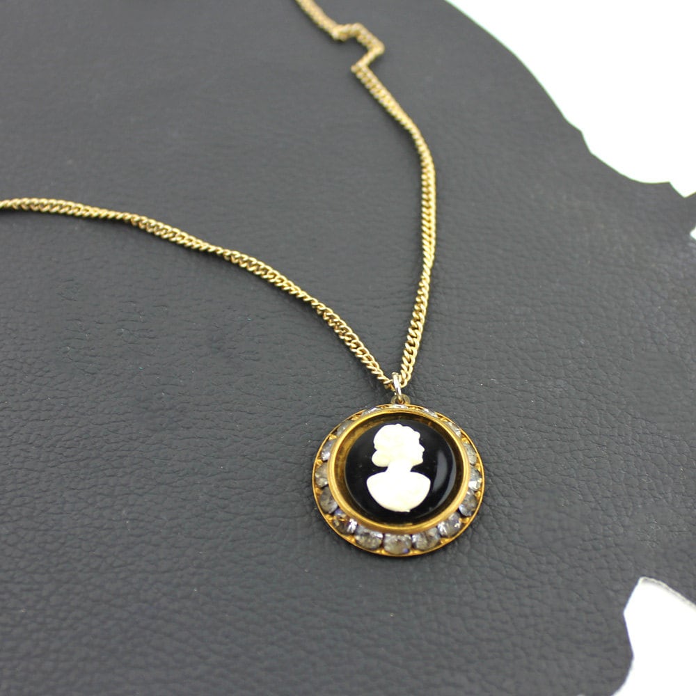 Schwarz & Weiss Kamee Mit Strasssteinen Auf Gold Kette Halskette von MeganLeoneVintage