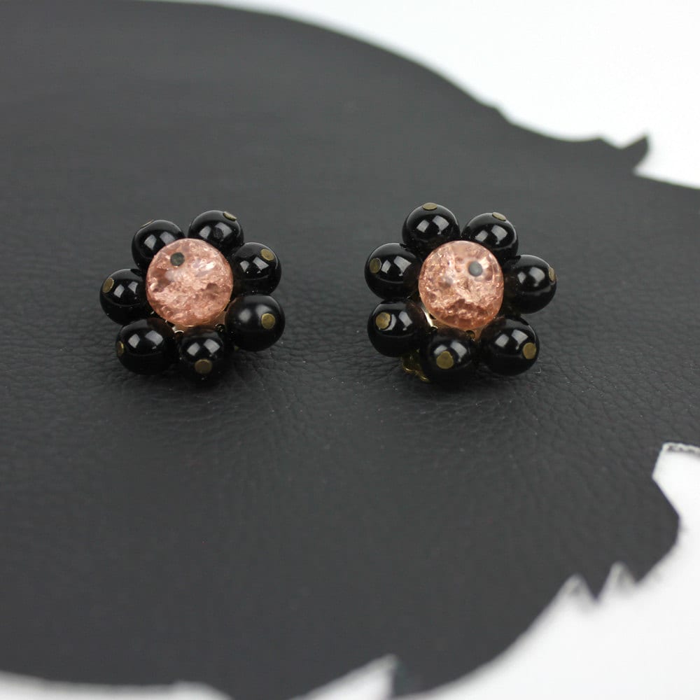 Schwarze Blasse Rosa Perlen Blumen Vintage Clip On Ohrring Set - Made in West Germany von MeganLeoneVintage