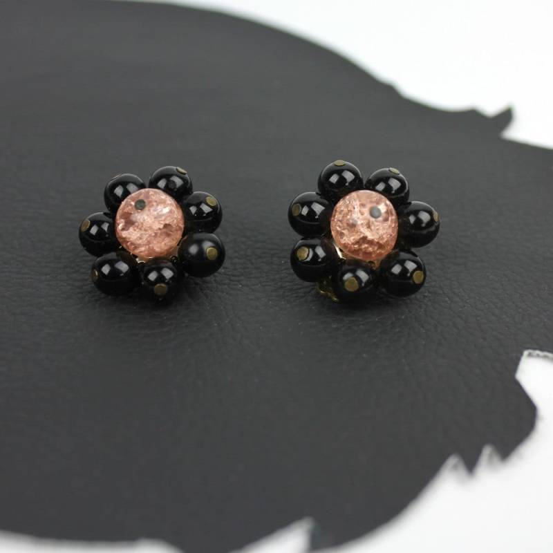 Schwarze Blasse Rosa Perlen Blumen Vintage Clip On Ohrring Set - Made in West Germany von MeganLeoneVintage