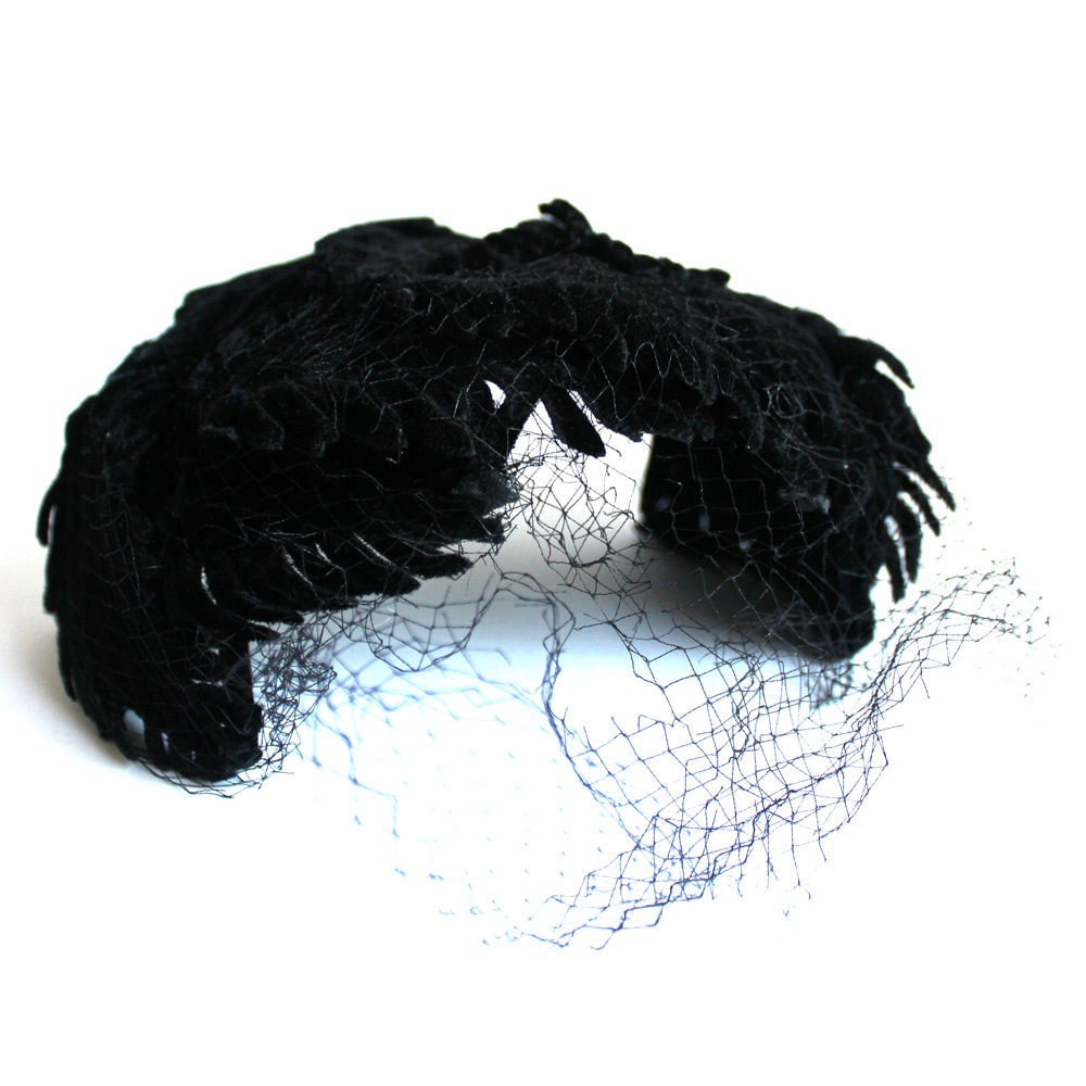 Schwarze Vintage-Hut Mit Schleier Aus Spitze Von Gami Kreationen von MeganLeoneVintage