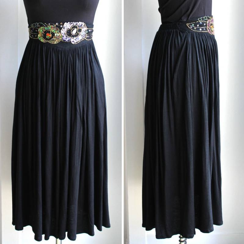 Schwarzer Vintage Regenbogen Pailletten Verzierter Taillen Strick Maxi Rock Von Western Verbindung -Größe S Schwarzer Vintage Regenbogen Pailletten Verzierter Taillen Strick Maxi Rock Von Western Verbindung -Größe S von MeganLeoneVintage