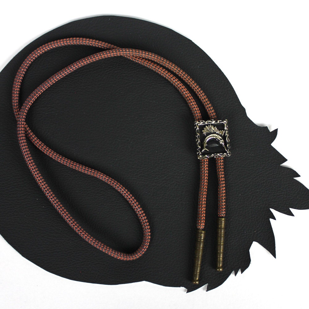 Segelfisch Silber Und Schwarz Slider Auf Braunem Nylon Cord Vintage Bolokrawatte von MeganLeoneVintage