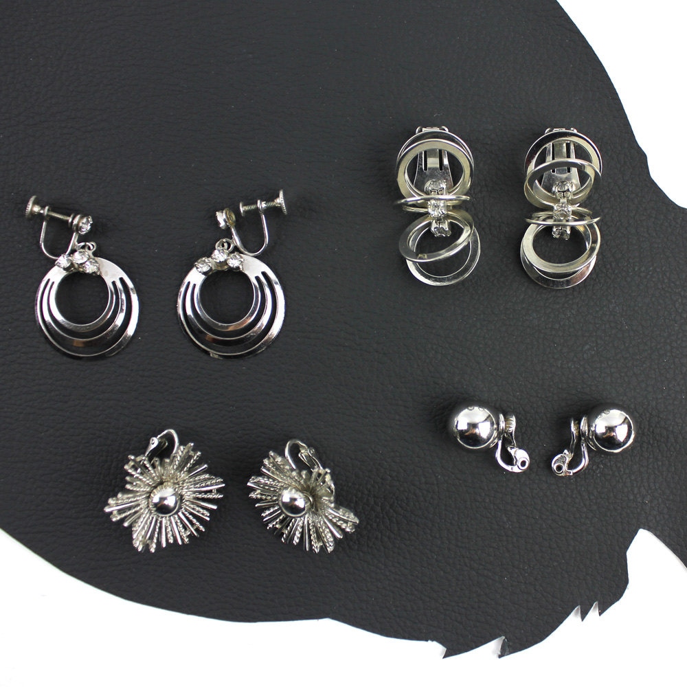 Silber & Strass Clip Auf Ohrringe Set - Art-Deco-/Abstrakt von MeganLeoneVintage