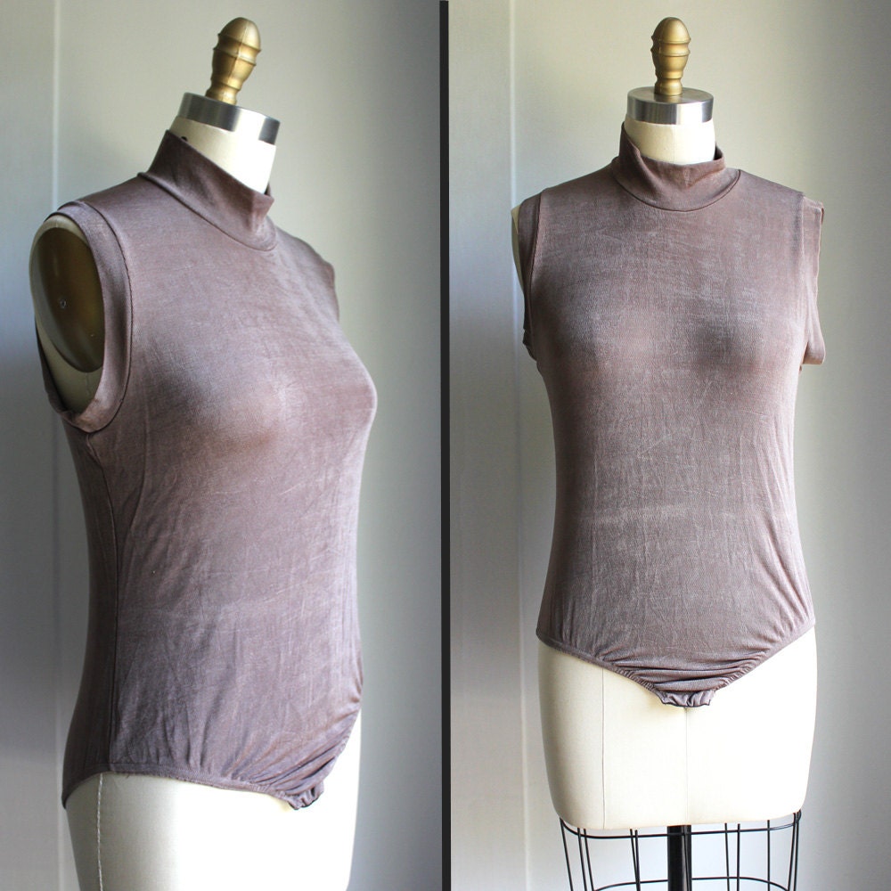 Taupe Ärmellose Dehnbar Body Mit Rollkragen Mock, Schnappverschluss von MeganLeoneVintage