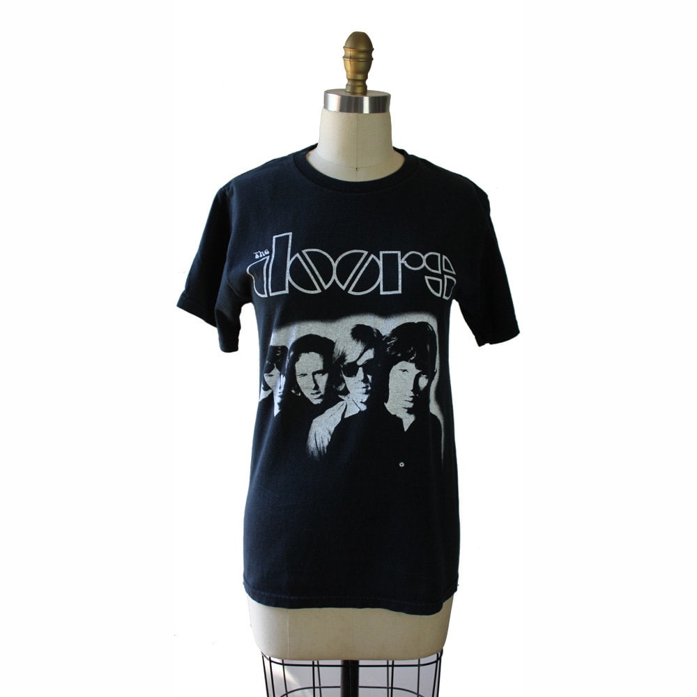 The Doors Vintage Rock Band Siebdruck-T-Shirt/Schwarz Und Weiß Mit Gelbem Druck Auf Der Rückseite Größe S von MeganLeoneVintage