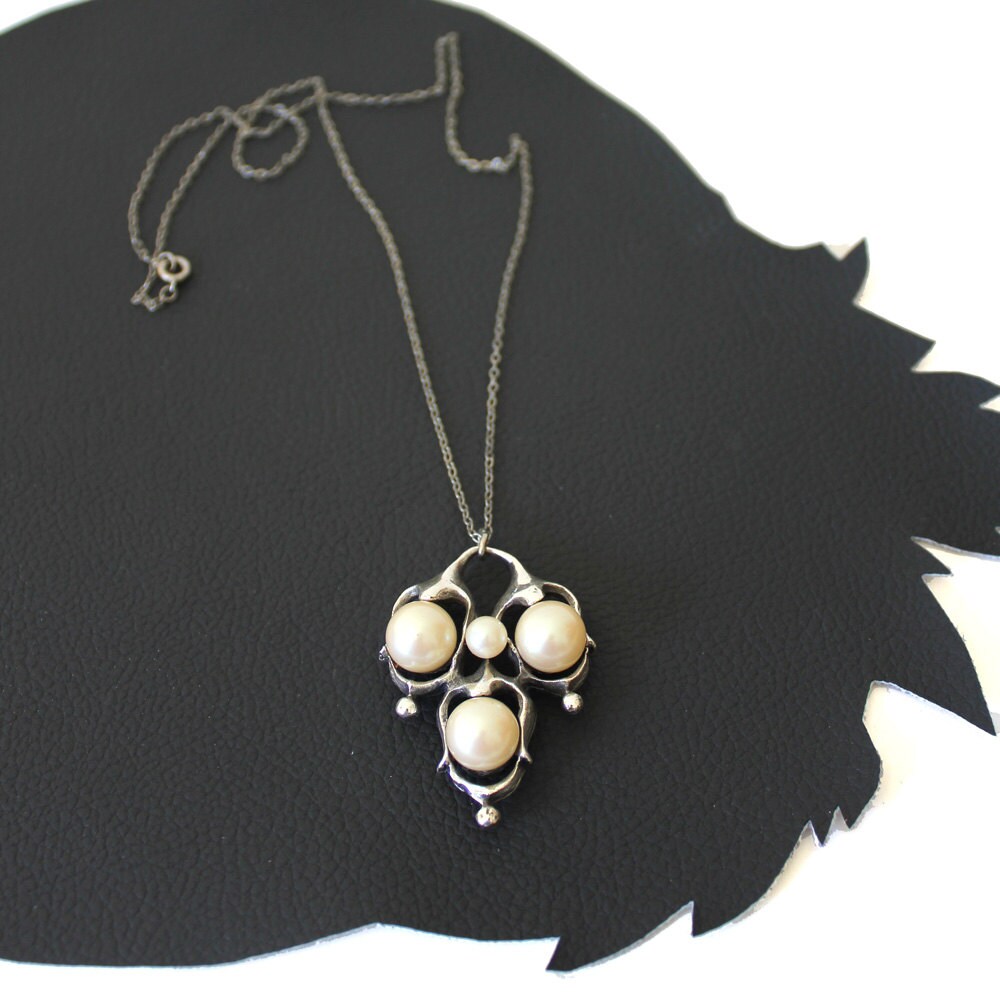 Tortolani Crislu Faux Perle & Silber Halskette von MeganLeoneVintage