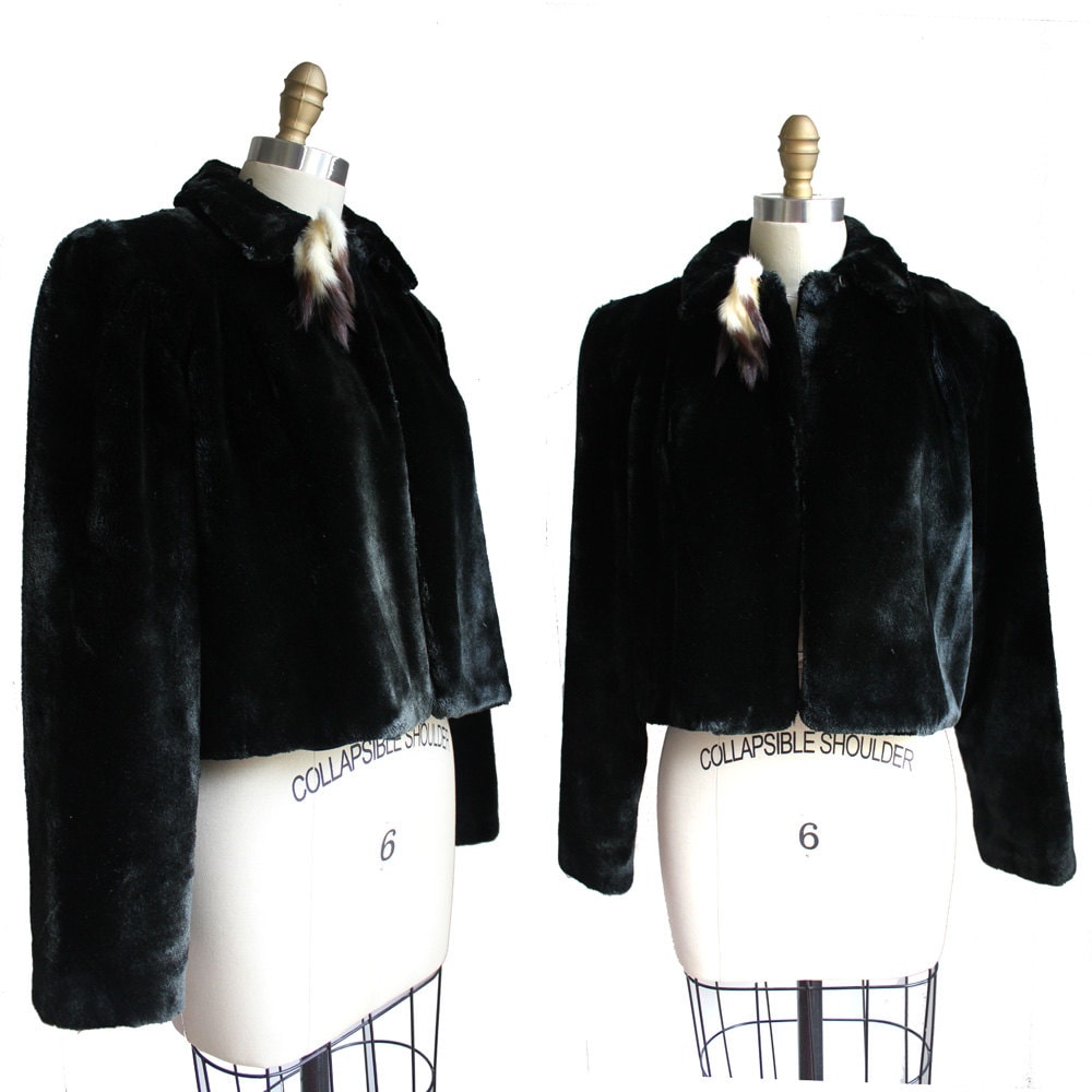 Üppiger Schwarzer Kunstpelz Vintage Kurzer Swing-Abendmantel Mit Kragen von MeganLeoneVintage