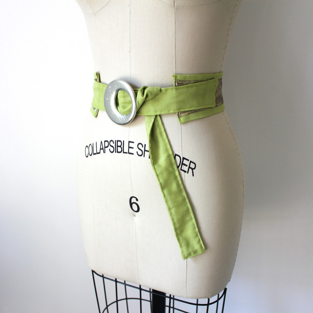 Verstellbarer Gürtel Chartreuse Und Gold Lame Mit Silber Reptilien Schnalle 32" Bis 46" von MeganLeoneVintage